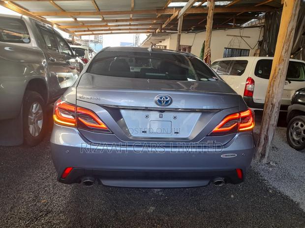 Toyota Crown 2018 Silver