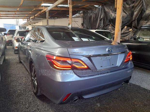 Toyota Crown 2018 Silver