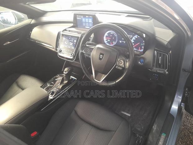 Toyota Crown 2018 Silver