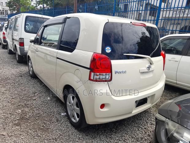 Toyota Porte 2018 Beige
