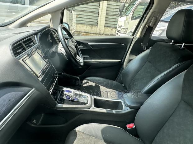 Honda Fit Shuttle 1.5 Hybrid 2WD 2018 Silver