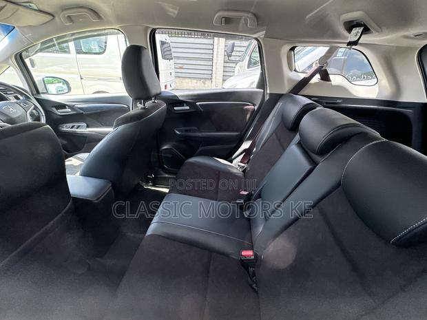 Honda Fit Shuttle 1.5 Hybrid 2WD 2018 Silver