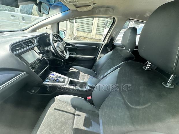 Honda Fit Shuttle 1.5 Hybrid 2WD 2018 Silver