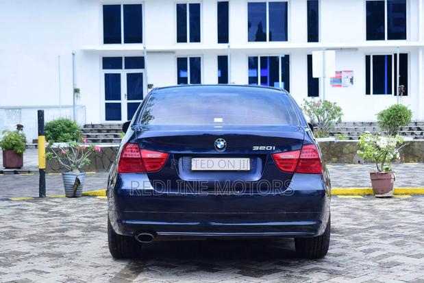 BMW 320i Sedan RWD 2010 Blue