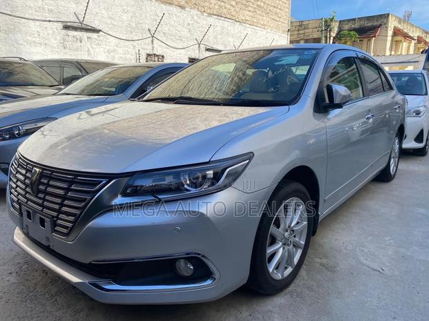 Toyota Premio 2018 Silver