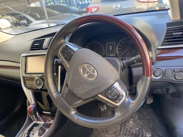 Toyota Premio 2018 Silver