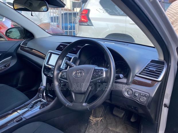 Toyota Premio 2018 Silver