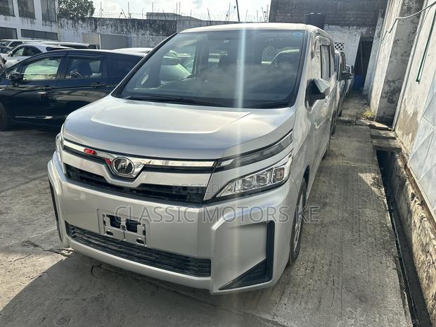 Toyota Voxy 2019 Silver