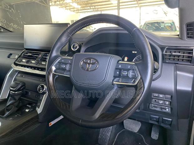 Toyota Land Cruiser LC300 2021 White