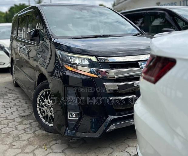 Toyota Noah 1.8 FWD Hybrid (7 seater) 2019 Black