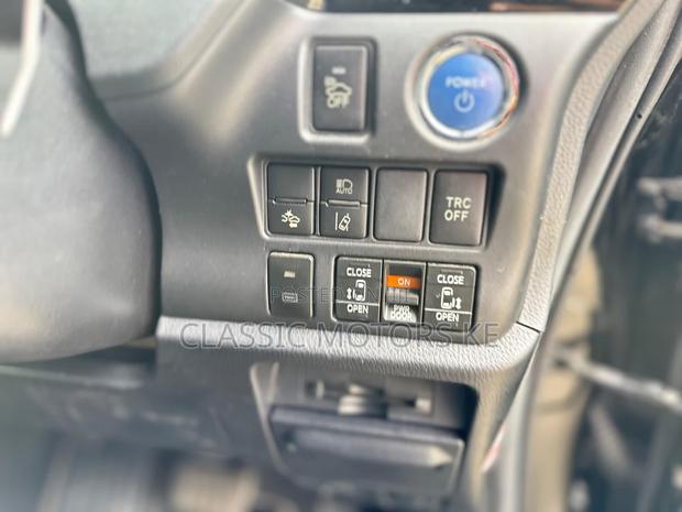 Toyota Noah 1.8 FWD Hybrid (7 seater) 2019 Black