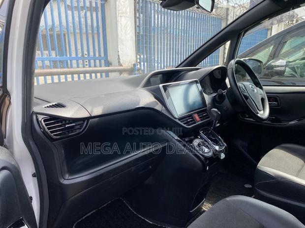 Toyota Noah 2018 White