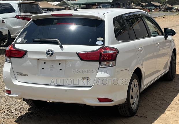Toyota Corolla Fielder 1.5 Hybrid FWD 2018 White