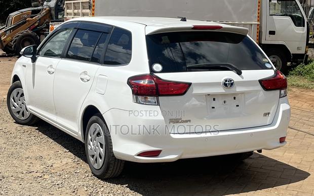 Toyota Corolla Fielder 1.5 Hybrid FWD 2018 White