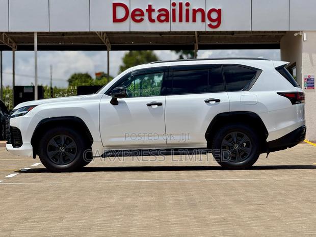 Lexus LX LX 600 2022 White