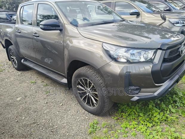 Toyota Hilux 2020 Gold
