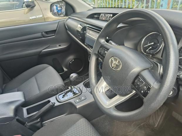 Toyota Hilux 2020 Gold