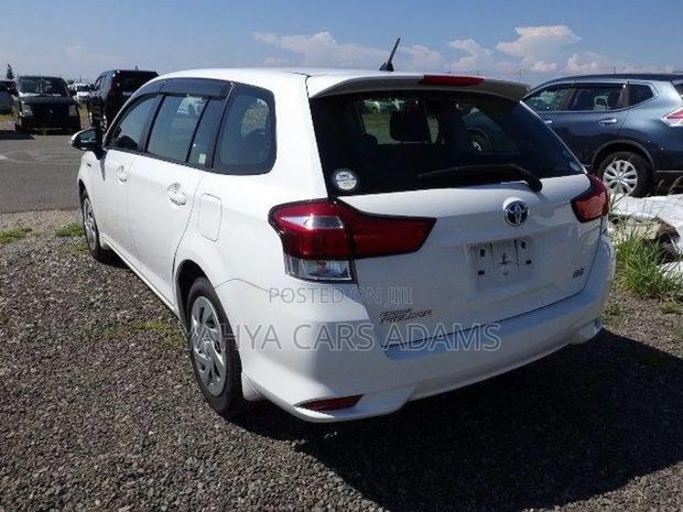 Toyota Corolla Fielder 1.5 Hybrid FWD 2018 White