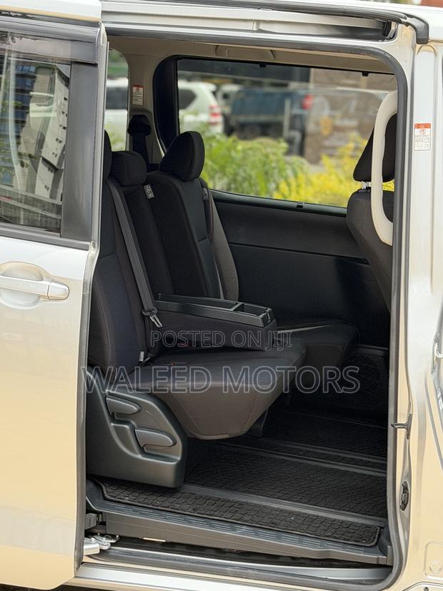 Toyota Noah 2018 Silver