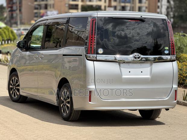 Toyota Noah 2018 Silver