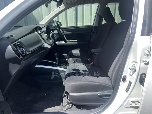 Toyota Corolla Fielder 1.5 Hybrid FWD 2018 White
