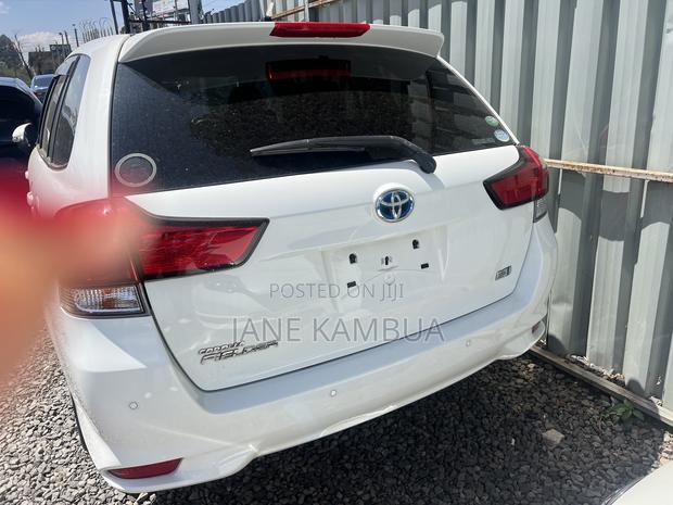 Toyota Corolla Fielder 1.5 Hybrid FWD 2018 White
