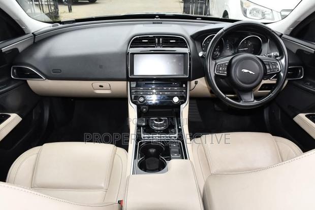 Jaguar XE 20d-R-Sport RWD 2017 Beige