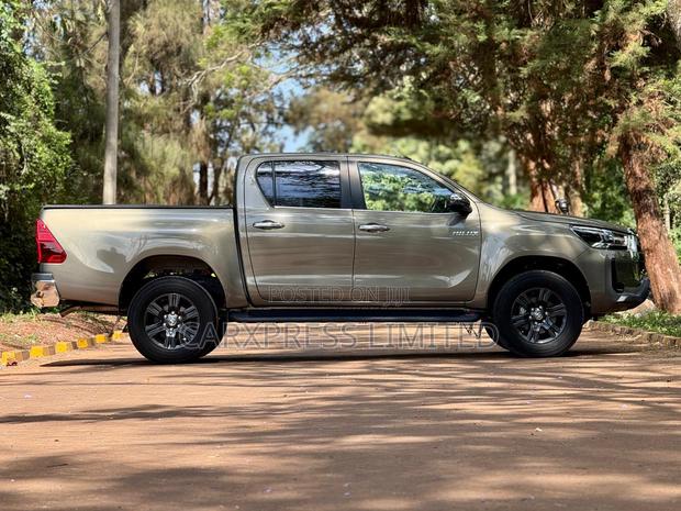 Toyota Hilux 2021 Brown