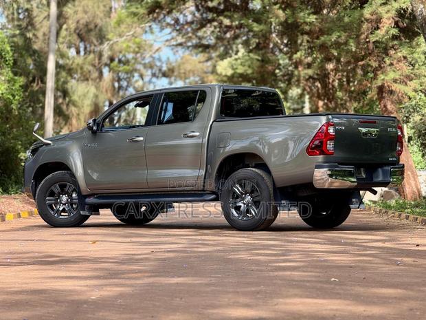 Toyota Hilux 2021 Brown