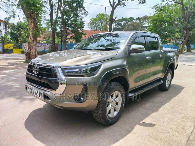 New Toyota Hilux 2023 Gold