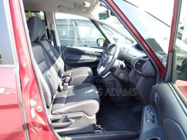 Nissan Serena 2018 Red