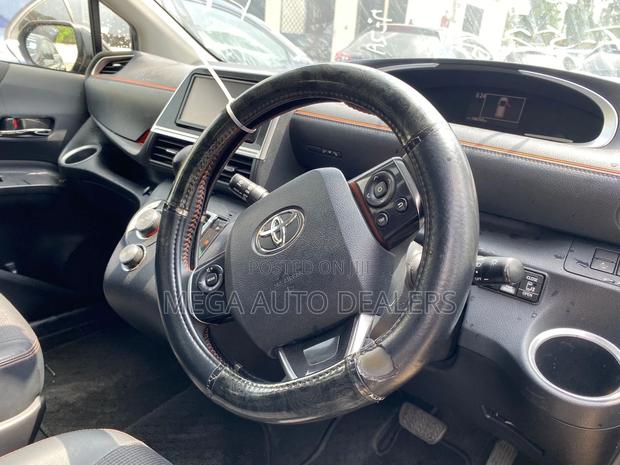 Toyota Sienta 2018 Brown