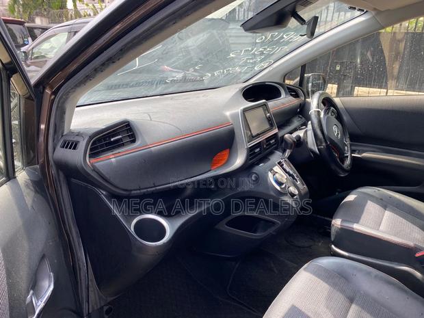 Toyota Sienta 2018 Brown