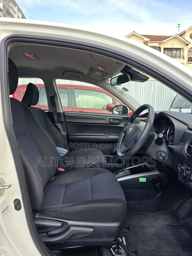 Toyota Corolla Fielder 1.5 Hybrid FWD 2018 White