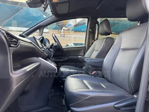 Toyota Esquire 2.0 FWD (7 seater) 2018 Purple