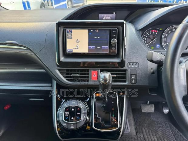 Toyota Esquire 2.0 FWD (7 seater) 2018 Purple
