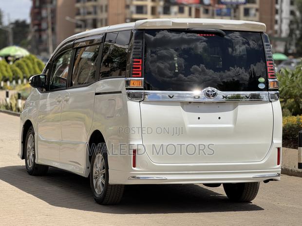 Toyota Voxy 2018 Pearl