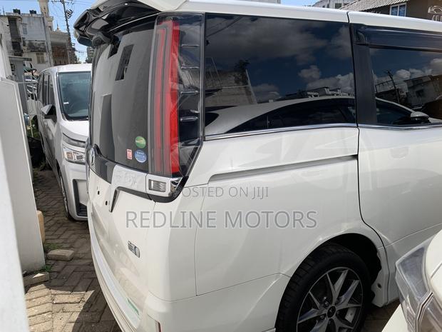 Toyota Esquire 1.8 FWD Hybrid (7 seater) 2018 White