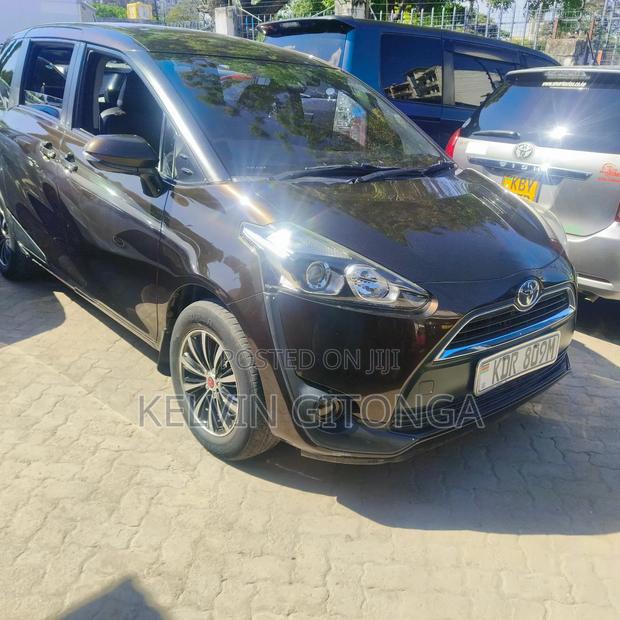 Toyota Sienta 2018 Beige