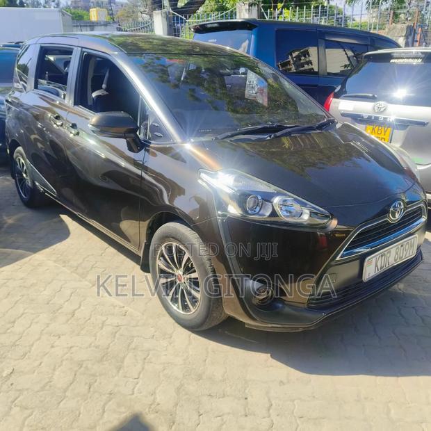 Toyota Sienta 2018 Beige