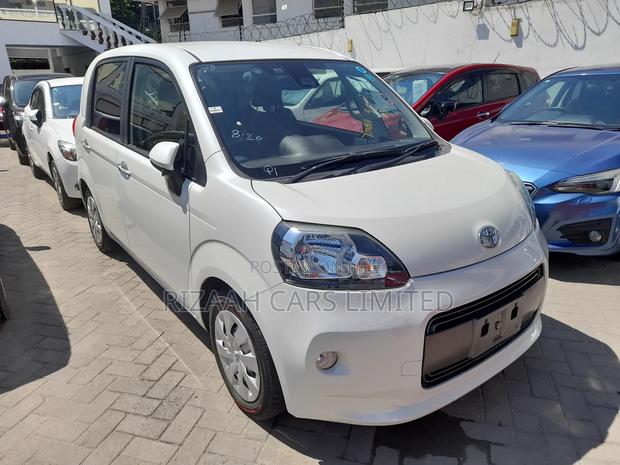 Toyota Porte 2020 White