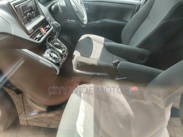 Toyota Esquire 2.0 AWD (8 seater) 2018 Silver