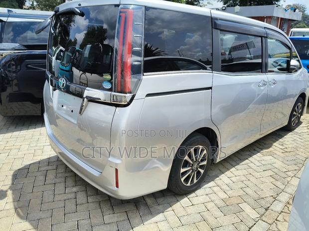 Toyota Esquire 2.0 AWD (8 seater) 2018 Silver