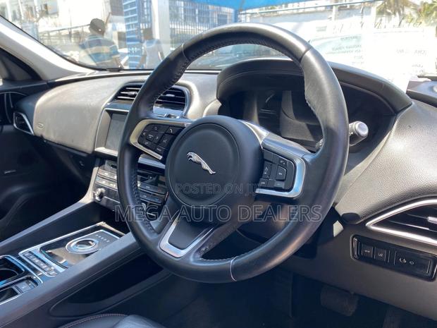 Jaguar F-Pace 2018 Blue