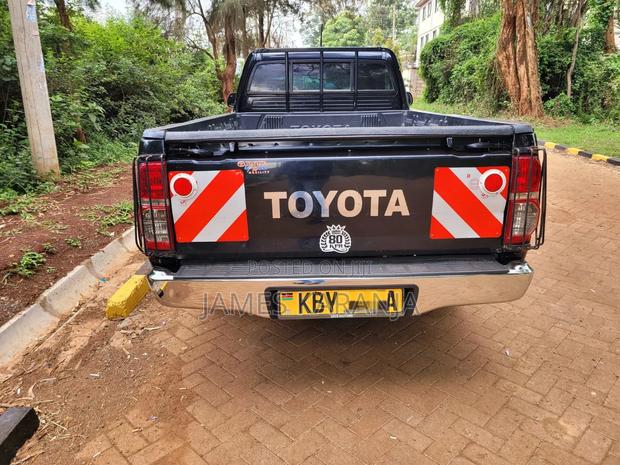 Toyota Hilux 2013 Black