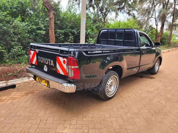 Toyota Hilux 2013 Black