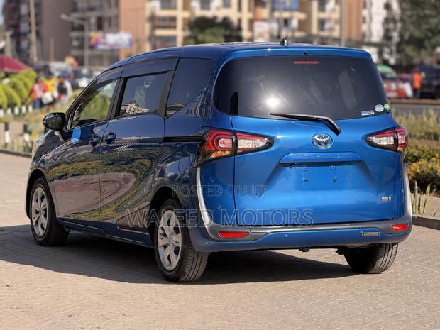Toyota Sienta 1.5 Hybrid FWD 2019 Blue