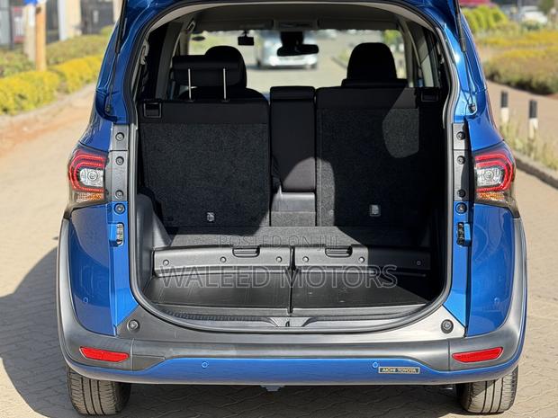 Toyota Sienta 1.5 Hybrid FWD 2019 Blue
