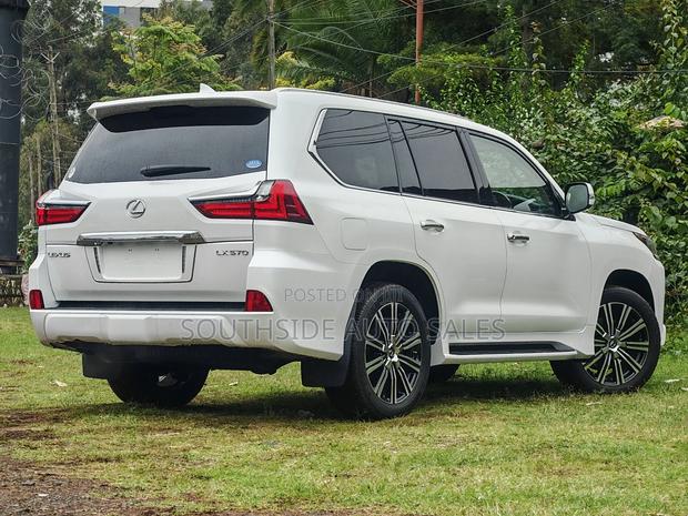 Lexus LX 570 AWD 2018 White