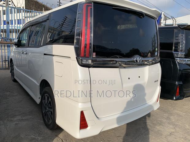 Toyota Noah 1.8 FWD Hybrid (7 seater) 2018 White